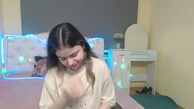 Snapshot of TinaRedly chatting on 8, 5, 2026 TinaRedly online show from 8, 5, 2026