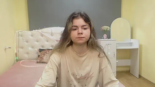 Snapshot of TinaRedly chatting on 11, 5, 2026 TinaRedly online show from 11, 5, 2026