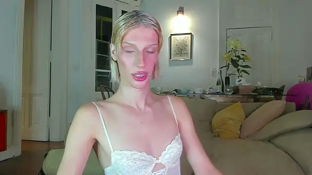 Snapshot of AliceSnowCatt chatting on 16, 12, 2025 AliceSnowCatt online show from 16, 12, 2025