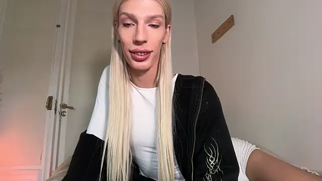 Snapshot of AliceSnowCatt chatting on 8, 5, 2026 AliceSnowCatt online show from 8, 5, 2026