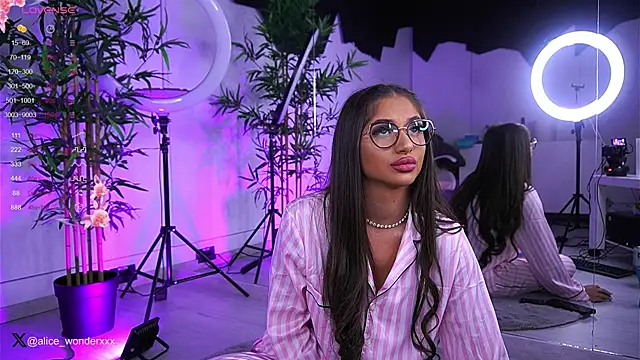 Snapshot of VanessaSimon chatting on 19, 1, 2025 VanessaSimon online show from 19, 1, 2025