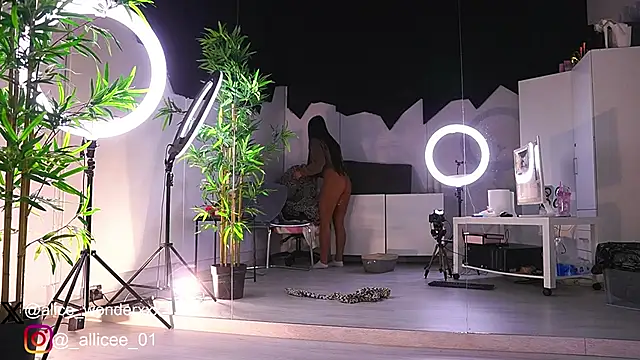 Snapshot of VanessaSimon chatting on 13, 2, 2025 VanessaSimon online show from 13, 2, 2025