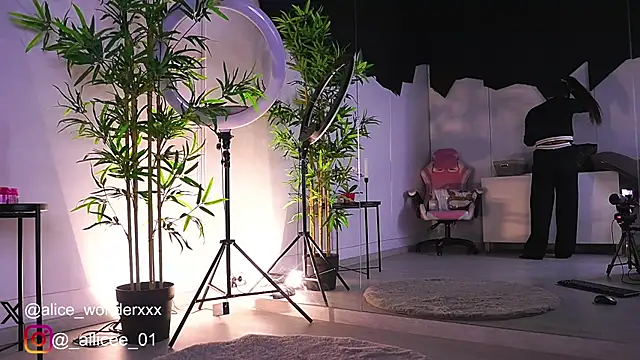 Snapshot of VanessaSimon chatting on 17, 2, 2025 VanessaSimon online show from 17, 2, 2025