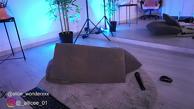 Snapshot of VanessaSimon chatting on 8, 3, 2025 VanessaSimon online show from 8, 3, 2025