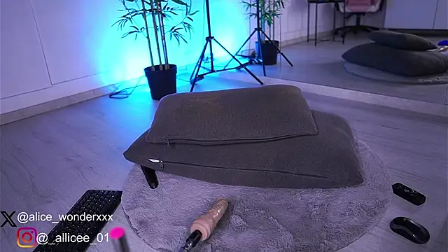 Snapshot of VanessaSimon chatting on 10, 3, 2025 VanessaSimon online show from 10, 3, 2025