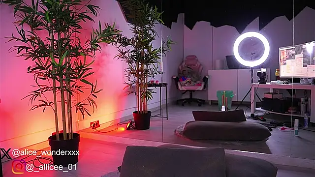 Snapshot of VanessaSimon chatting on 14, 3, 2025 VanessaSimon online show from 14, 3, 2025