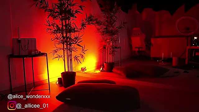 Snapshot of VanessaSimon chatting on 18, 3, 2025 VanessaSimon online show from 18, 3, 2025