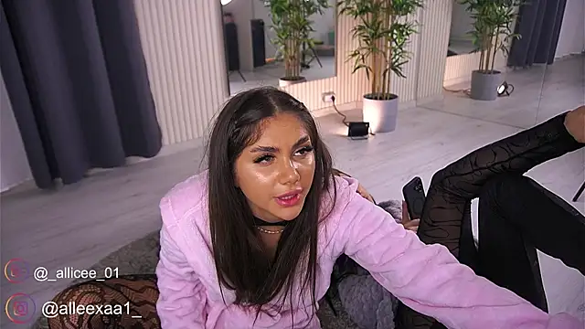 Snapshot of VanessaSimon chatting on 21, 3, 2025 VanessaSimon online show from 21, 3, 2025