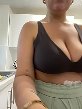 Snapshot of magical_mia chatting on 3, 7, 2026 magical mia online show from 3, 7, 2026