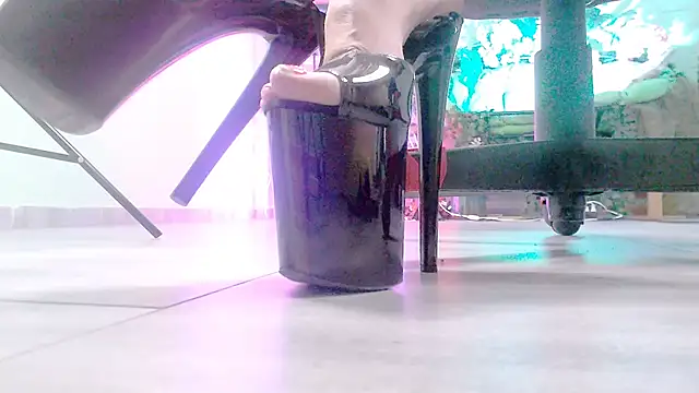 Snapshot of MonicaMaxwel chatting on 19, 12, 2025 MonicaMaxwel online show from 19, 12, 2025