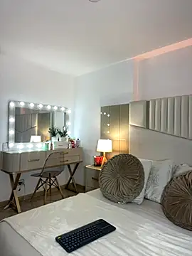  laura 02 online show from 1, 11, 2025