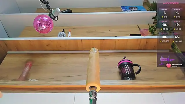 Snapshot of maakimo chatting on 1, 2, 2025 maakimo online show from 1, 2, 2025