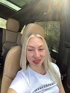 LuisaBecker online show from 17, 3, 2025