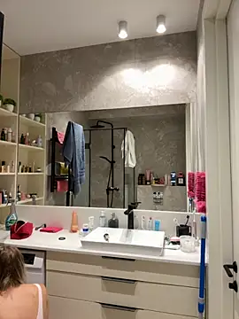 LuisaBecker online show from 12, 9, 2025