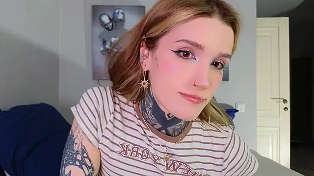 Snapshot of SophieInkk chatting on 2, 10, 2025 SophieInkk online show from 2, 10, 2025