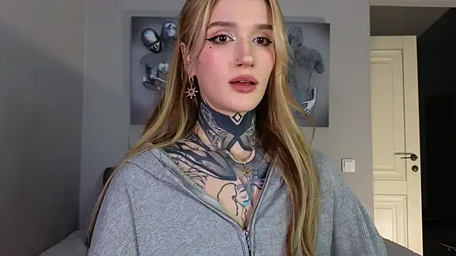 Snapshot of SophieInkk chatting on 8, 10, 2025 SophieInkk online show from 8, 10, 2025