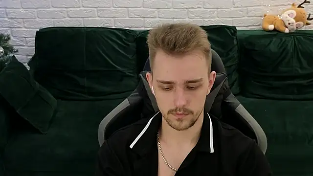 Snapshot of Larstar01 chatting on 4, 12, 2024 Larstar01 online show from 4, 12, 2024