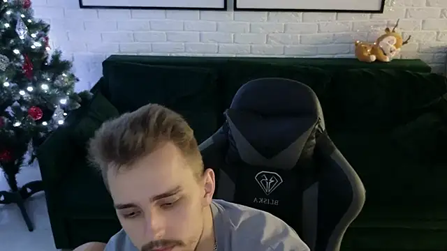 Snapshot of Larstar01 chatting on 12, 12, 2024 Larstar01 online show from 12, 12, 2024