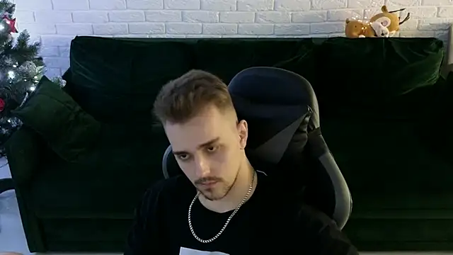 Snapshot of Larstar01 chatting on 20, 12, 2024 Larstar01 online show from 20, 12, 2024