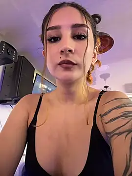 Snapshot of Mon_Cherry chatting on 23, 4, 2026 Mon Cherry online show from 23, 4, 2026
