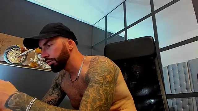 Snapshot of AronGrant chatting on 10, 9, 2025 AronGrant online show from 10, 9, 2025