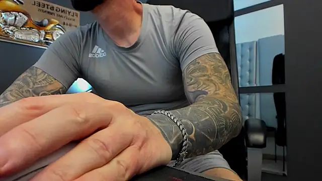 Snapshot of AronGrant chatting on 23, 10, 2025 AronGrant online show from 23, 10, 2025