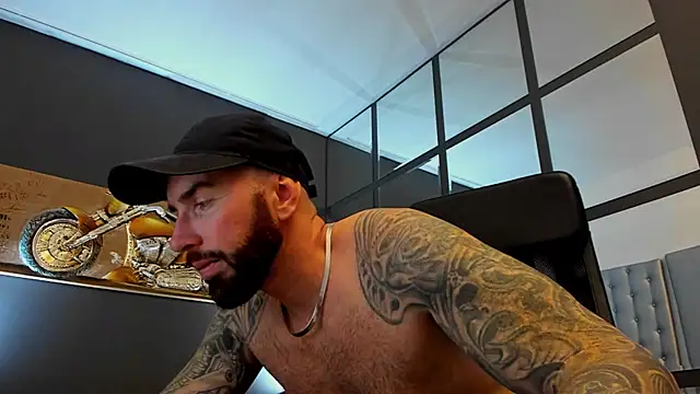 Snapshot of AronGrant chatting on 9, 11, 2025 AronGrant online show from 9, 11, 2025