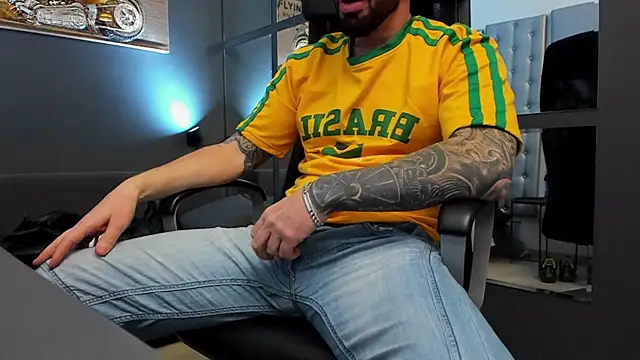 Snapshot of AronGrant chatting on 13, 11, 2025 AronGrant online show from 13, 11, 2025