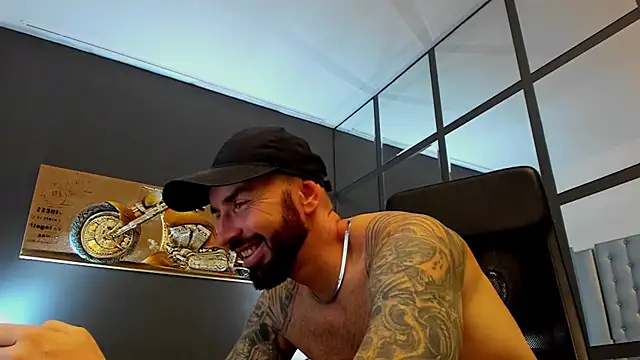 Snapshot of AronGrant chatting on 18, 11, 2025 AronGrant online show from 18, 11, 2025