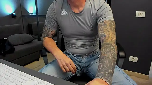 Snapshot of AronGrant chatting on 19, 11, 2025 AronGrant online show from 19, 11, 2025