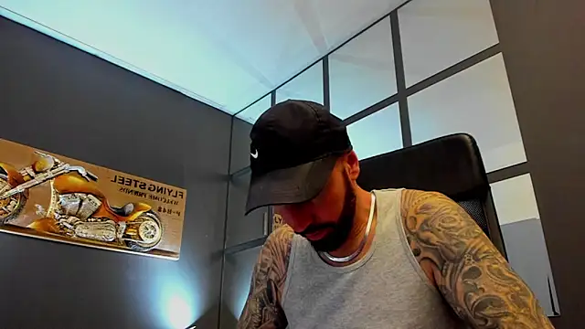 Snapshot of AronGrant chatting on 4, 12, 2025 AronGrant online show from 4, 12, 2025