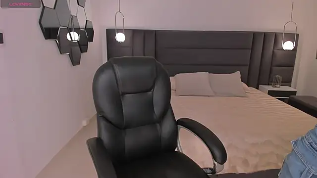 Snapshot of AlyssaDean chatting on 12, 11, 2025 AlyssaDean online show from 12, 11, 2025