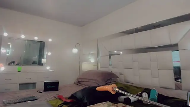  ChanellR  online show from 6, 3, 2025