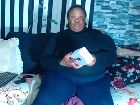 Snapshot of BigHotMatureXx chatting on 13, 12, 2025 BigHotMatureXx online show from 13, 12, 2025