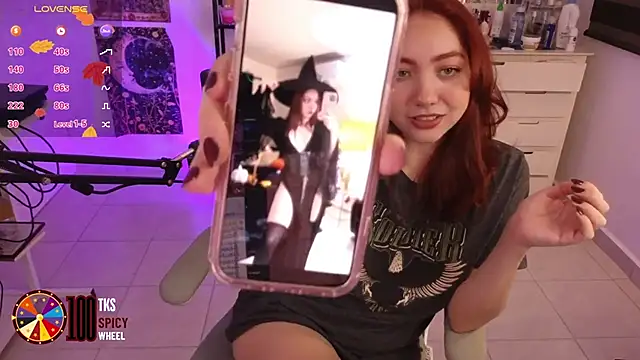 Snapshot of LilyVelvett chatting on 6, 11, 2025 LilyVelvett online show from 6, 11, 2025