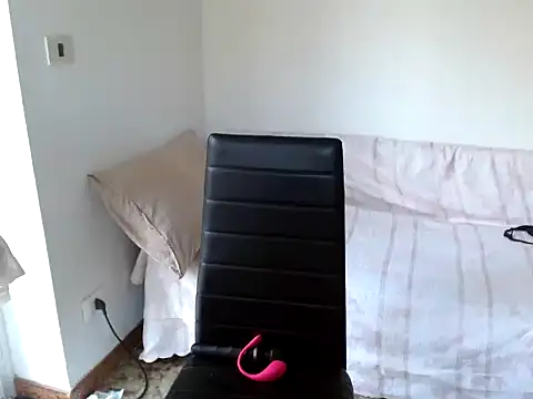 Snapshot of danasantoreal chatting on 11, 10, 2025 danasantoreal online show from 11, 10, 2025