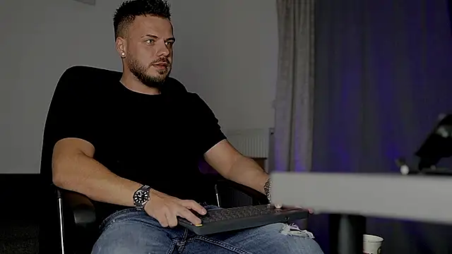 Snapshot of juliusmasters chatting on 12, 10, 2025 juliusmasters online show from 12, 10, 2025