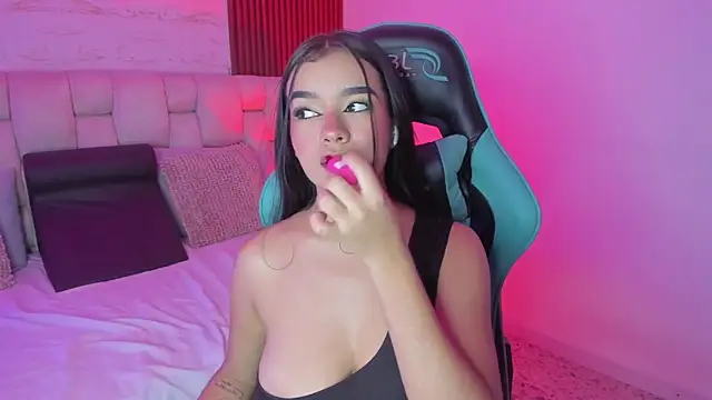 Snapshot of SophiaWylde chatting on 7, 10, 2025 SophiaWylde online show from 7, 10, 2025