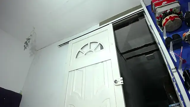 Squirter pussybomb online show from 12, 5, 2026
