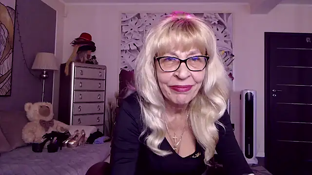 Snapshot of HornyMilf_555 chatting on 23, 9, 2025 HornyMilf 555 online show from 23, 9, 2025