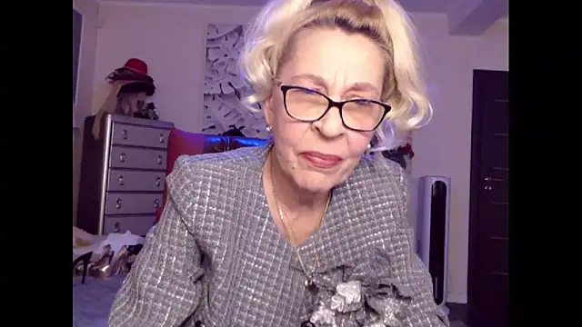 Snapshot of HornyMilf_555 chatting on 6, 10, 2025 HornyMilf 555 online show from 6, 10, 2025