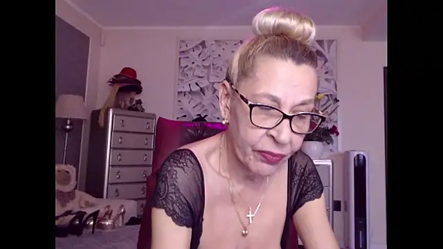 Snapshot of HornyMilf_555 chatting on 13, 10, 2025 HornyMilf 555 online show from 13, 10, 2025