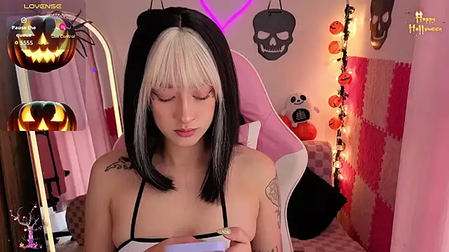 Snapshot of violet_ch chatting on 24, 10, 2025 violet ch online show from 24, 10, 2025