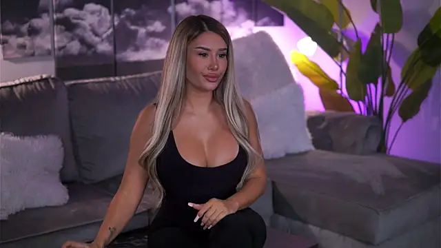 Snapshot of EvaZane chatting on 4, 11, 2025 EvaZane online show from 4, 11, 2025