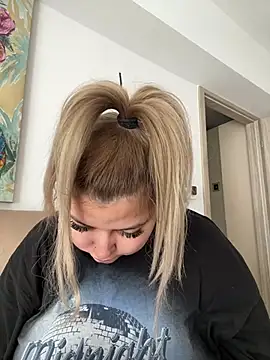 Snapshot of AllysonK chatting on 6, 3, 2025 AllysonK online show from 6, 3, 2025