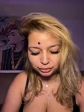 Snapshot of AllysonK chatting on 14, 11, 2025 AllysonK online show from 14, 11, 2025