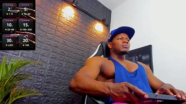 Snapshot of tommike chatting on 7, 10, 2025 tommike online show from 7, 10, 2025