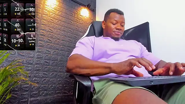 Snapshot of tommike chatting on 8, 11, 2025 tommike online show from 8, 11, 2025