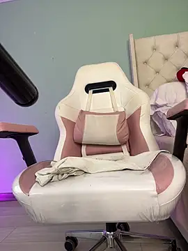 Snapshot of sharon_leone26 chatting on 14, 12, 2025 sharon leone26 online show from 14, 12, 2025