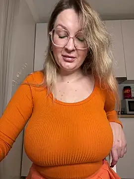 Teya moon  online show from 2, 11, 2025